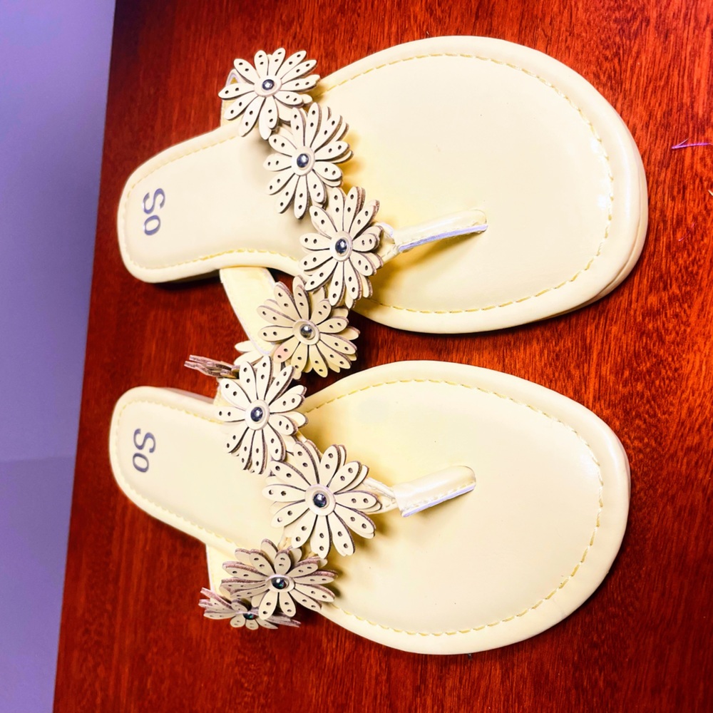 SO Women's Yellow Floral Sandals Size 9